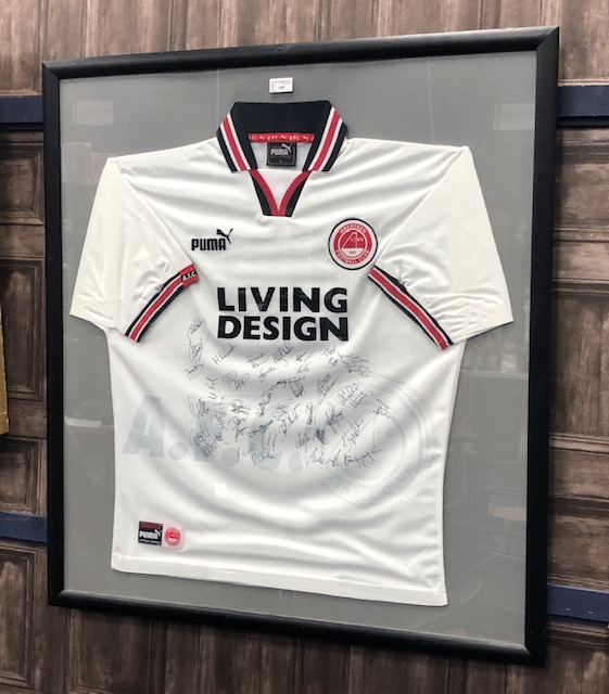 AN AUTOGRAPHED ABERDEEN F. C. SHIRT