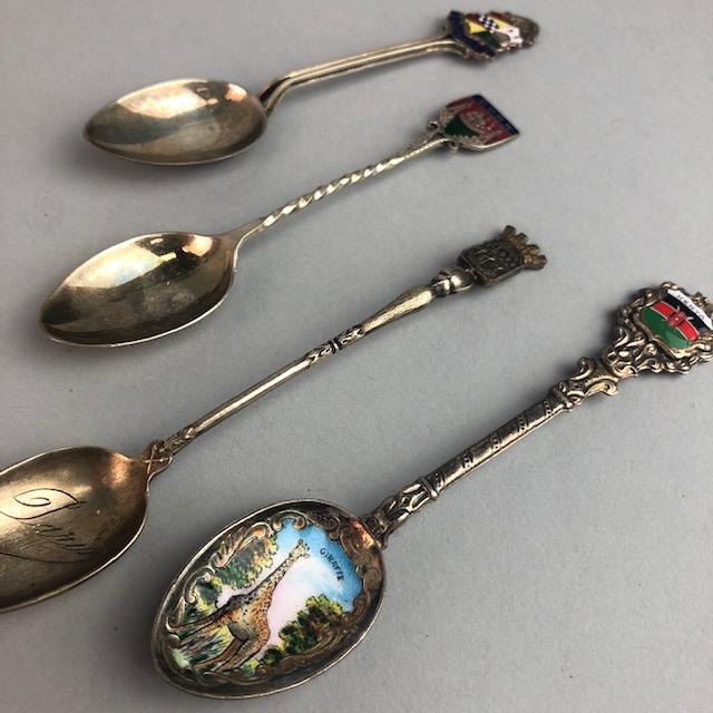 A LOT OF SILVER AND WHITE METAL SOUVENIR AND OTHER SPOONS