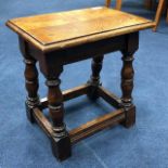 A 20TH CENTURY OAK STOOL