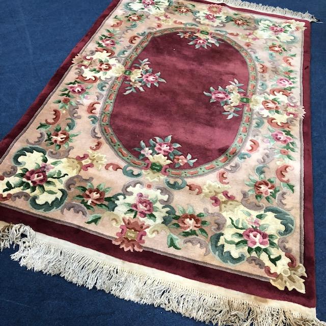 A 20TH CENTURY CHINESE RUG - Image 2 of 2