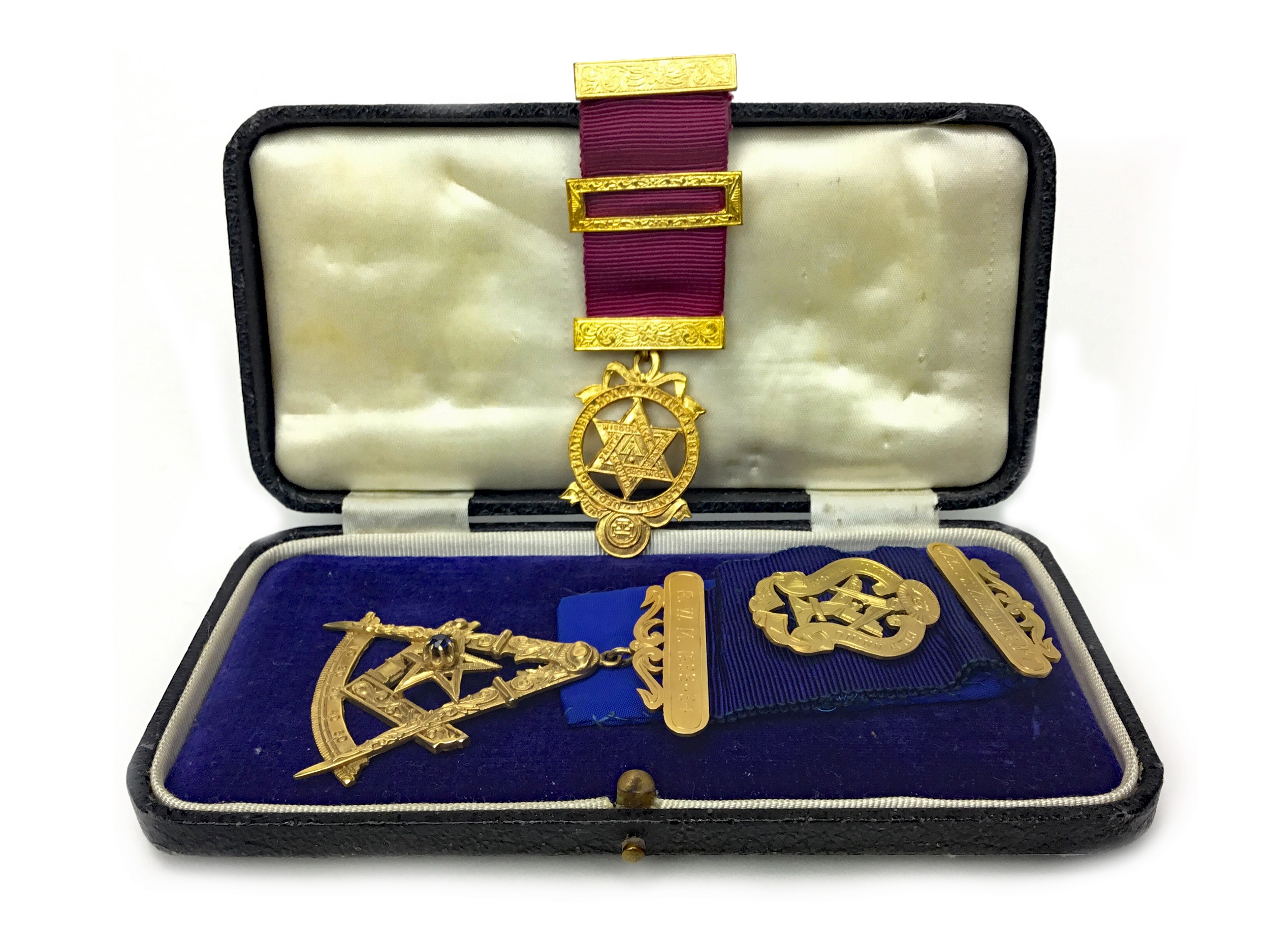 A NINE CARAT GOLD MASONIC JEWEL AND ONE OTHER