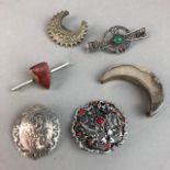 A LOT OF ANTIQUE AND VINTAGE JEWELLERY