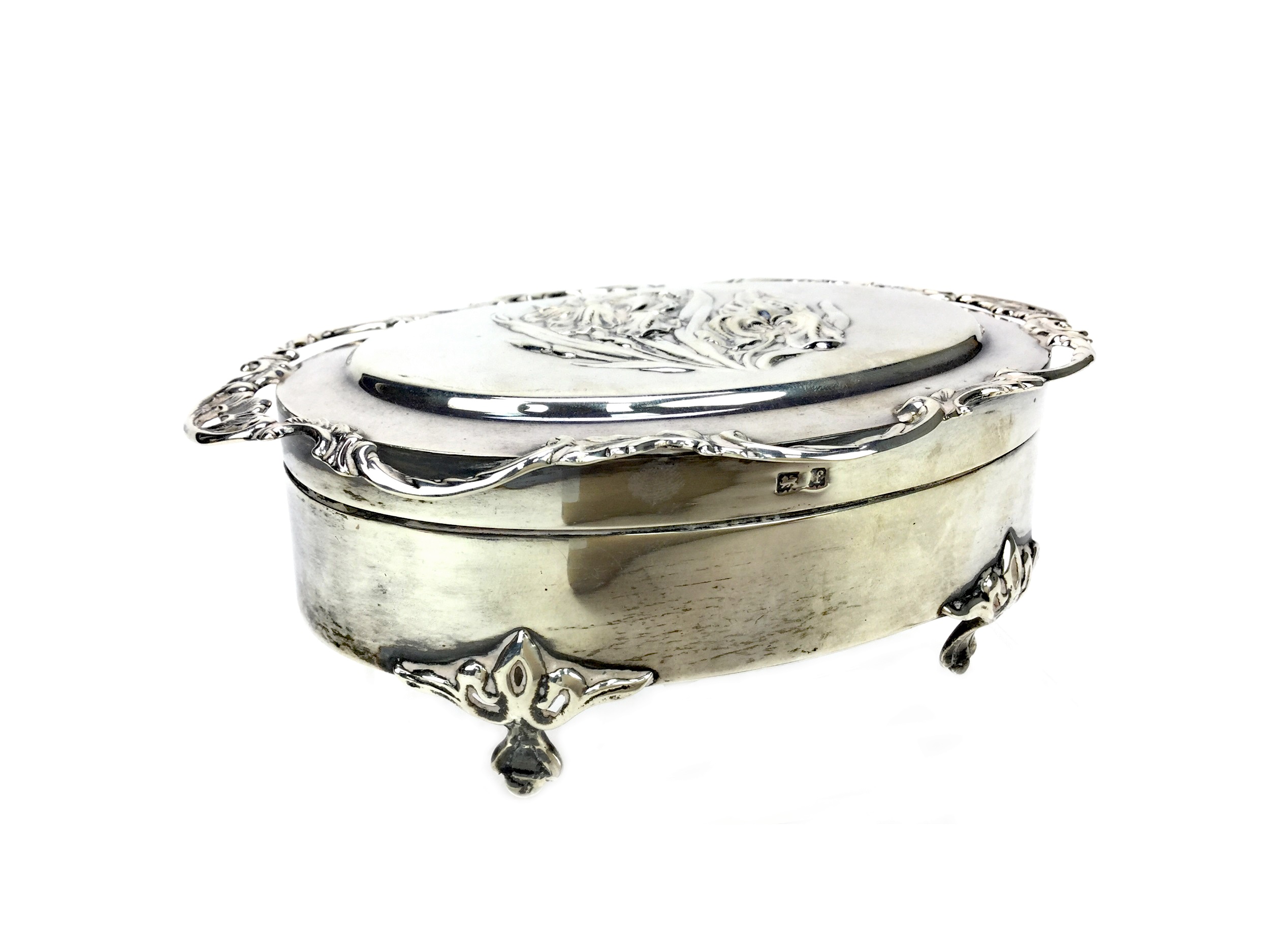 AN ART NOUVEAU SILVER TRINKET BOX