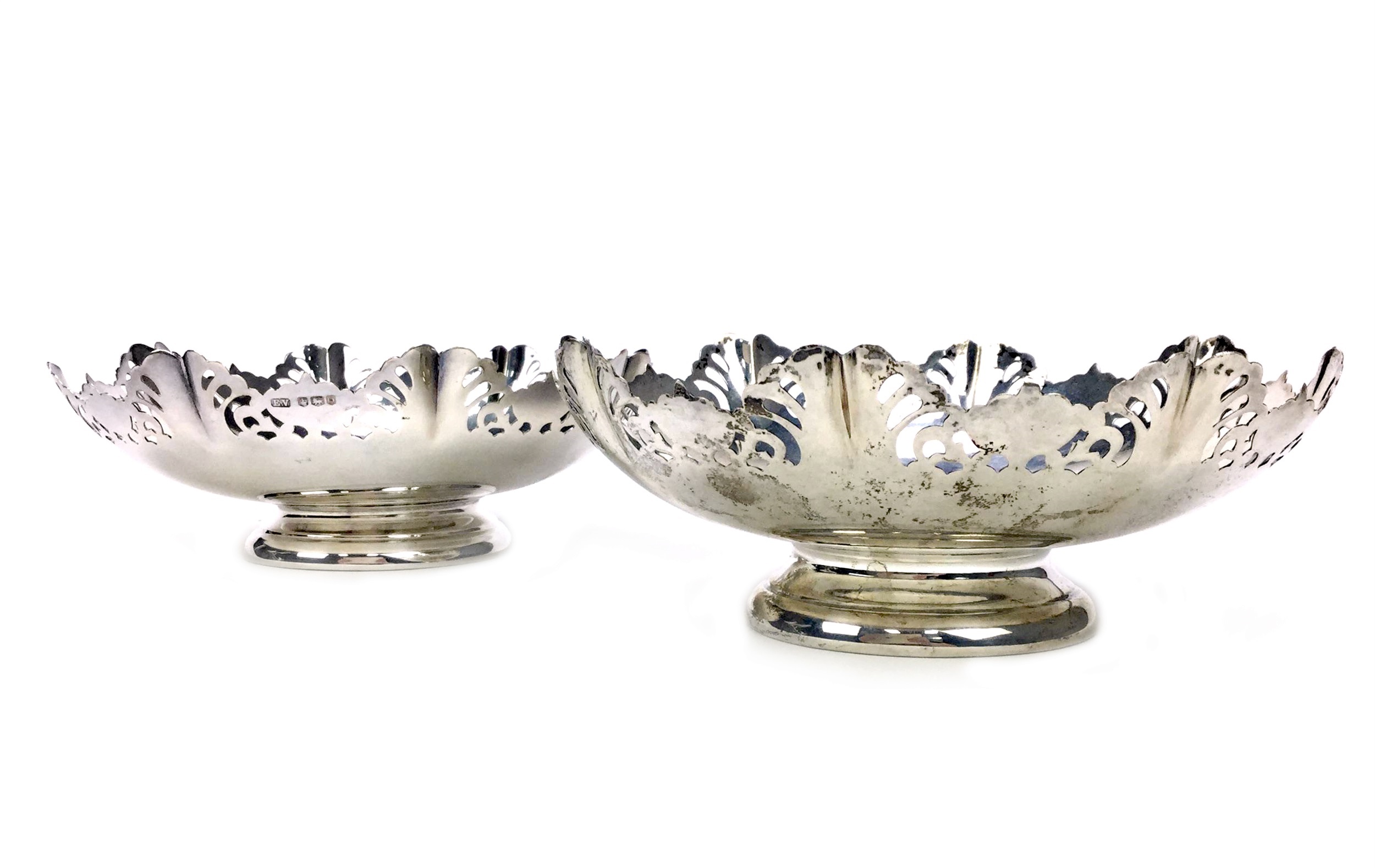 A PAIR OF MID-20TH CENTURY SILVER CIRCULAR COMPORTS