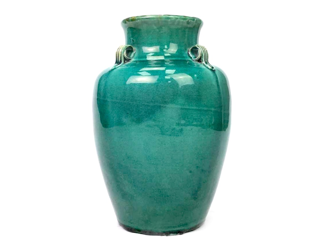 A 20TH CENTURY CHINESE MONOCHROME GREEN VASE