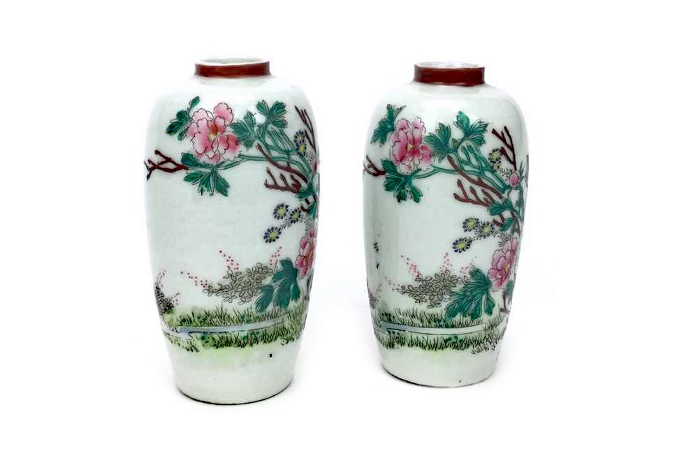 A PAIR OF 20TH CENTURY CHINESE VASES