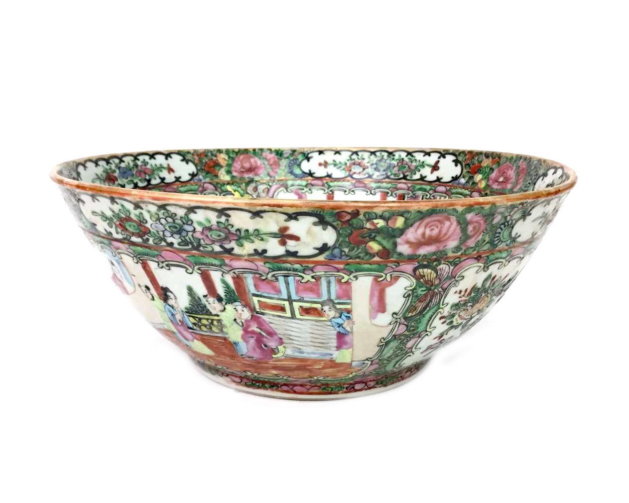 AN EARLY 20TH CENTURY CHINESE CANTON FAMILLE ROSE BOWL