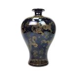 A 20TH CENTURY CHINESE VASE