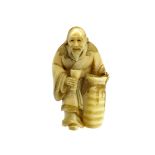 AN EARLY 20TH CENTURY JAPANESE IVORY CARVING