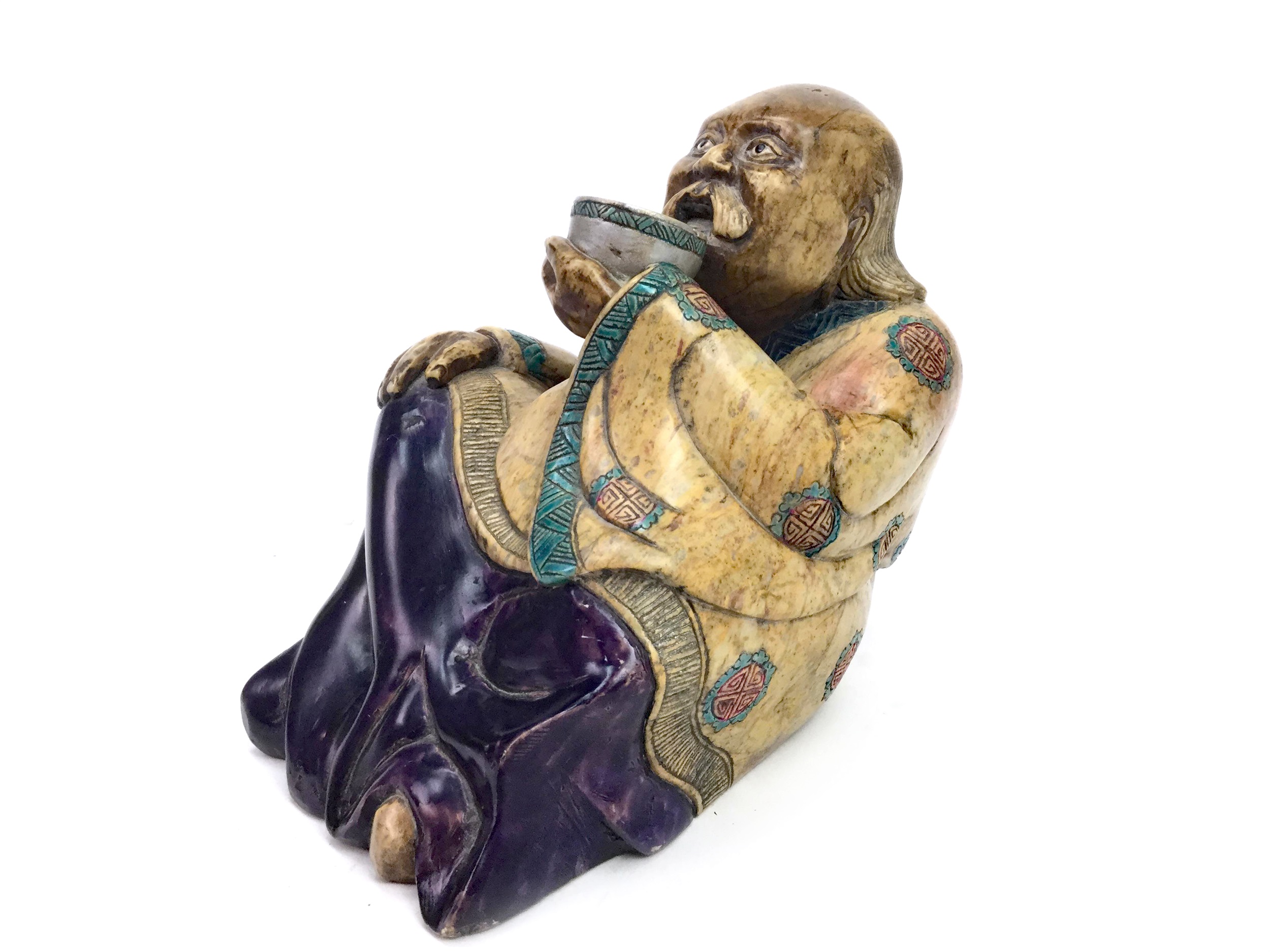 AN EARLY 20TH CENTURY CHINESE CARVED HARDSTONE FIGURE