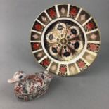 A ROYAL CROWN DERBY IMARI PATTERN PLATE AND A CERAMIC DUCK