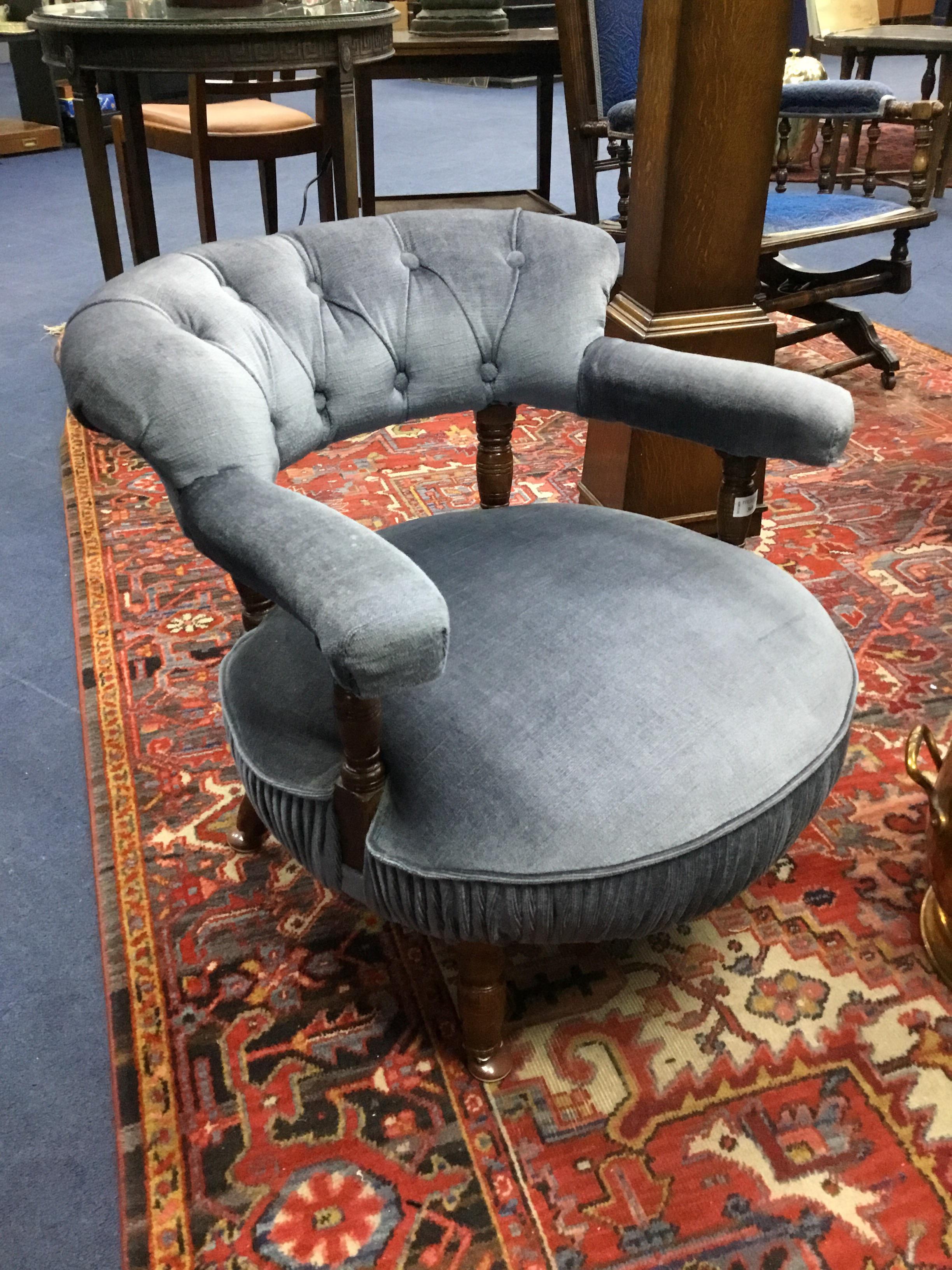 A LATE VICTORIAN TUB CHAIR