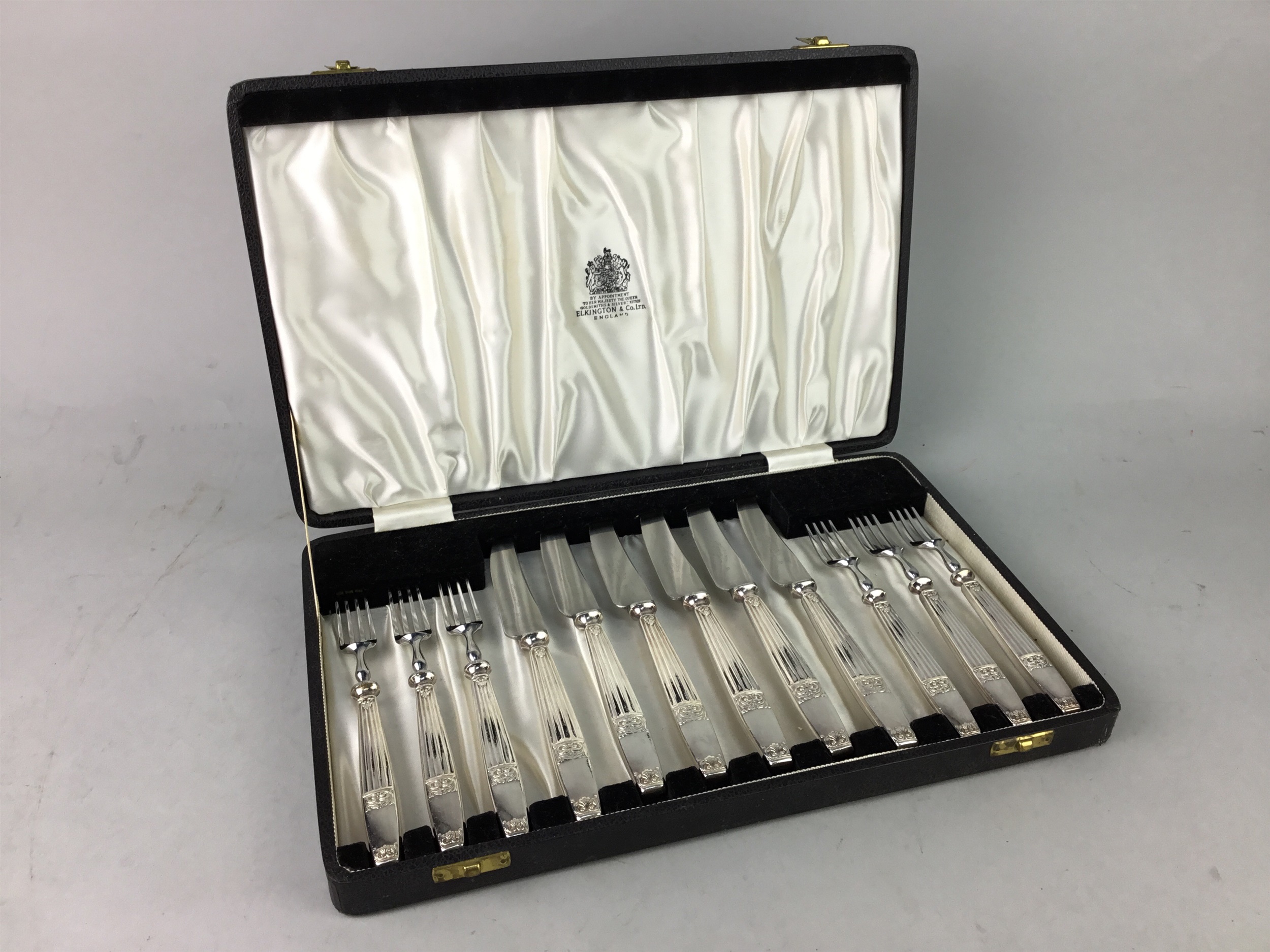 A LOT OF CASED SETS OF SILVER PLATED CUTLERY - Image 4 of 4
