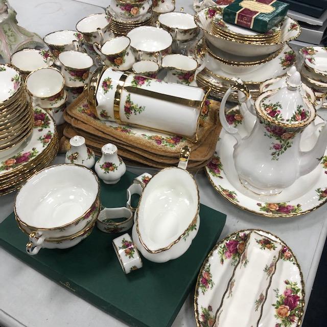 A ROYAL ALBERT OLD COUNTRY ROSES DINNER, TEA AND COFFEE SERVICE - Image 2 of 2