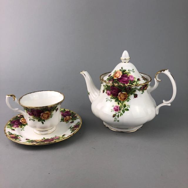 A ROYAL ALBERT OLD COUNTRY ROSES DINNER, TEA AND COFFEE SERVICE