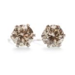 A PAIR OF DIAMOND STUD EARRINGS