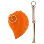 A CARVED AMBER BROOCH, MARKED 12K G.F., 8G AND A SILVER PROPELLING PENCIL, 66 MM L, 4.8G++SMALL CHIP