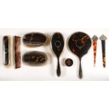 A SILVER MOUNTED AND TORTOISESHELL BACKED DRESSING TABLE SET, INCLUDING A COMPACT, 4CM D, LONDON AND