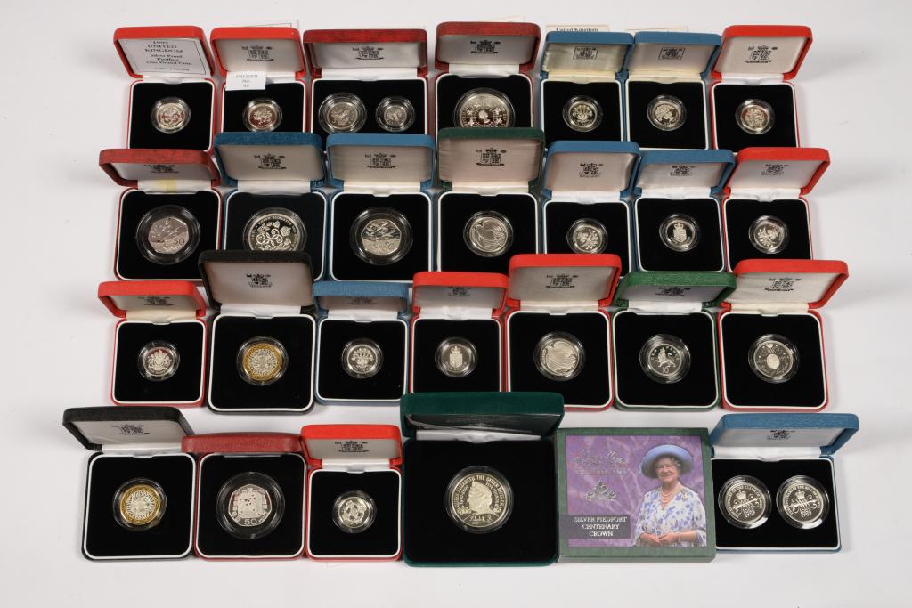 SILVER COINS. A COLLECTION OF ENGLISH PROOF SILVER CROWNS AND OTHER COINS, ALL CASED (26)