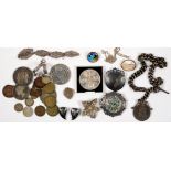 MISCELLANEOUS SILVER JEWELLERY AND OTHER ARTICLES, TO INCLUDE SOUTH AFRICA 2 ½ SHILLINGS MOUNTED