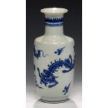A CHINESE BLUE AND WHITE ROULEAU VASE, QING DYNASTY, KANGXI PERIOD painted with dragons, 19.5cm h++