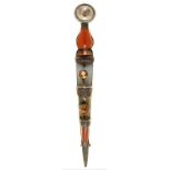 A SILVER AND SCOTTISH HARDSTONE HIGHLAND DIRK BROOCH, C1900, UNMARKED, LENGTH APPROX 75 MM, 8.5G++