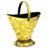 AN EMBOSSED BRASS COAL SCUTTLE, 38CM H EXCLUDING HANDLE