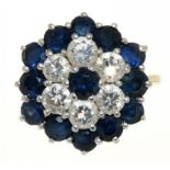 A SAPPHIRE AND DIAMOND CLUSTER RING IN WHITE GOLD, UNMARKED, THE SAPPHIRES APPROX 1.6 CTS,