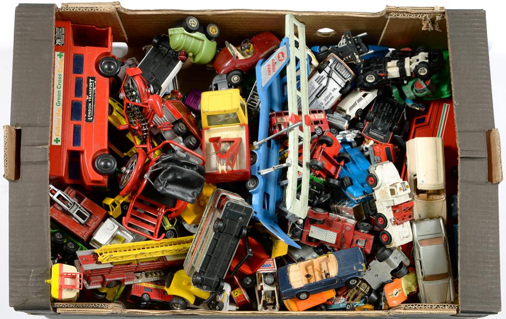 A COLLECTION OF DIE-CAST VEHICLES, INCLUDING MATCHBOX AND CORGI TOYS AND TINPLATE AND PLASTIC