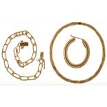 A QUANTITY OF GOLD JEWELLERY INCLUDING A HOLLOW HINGED BANGLE IN 9CT GOLD, A CURB LINK BRACELET IN