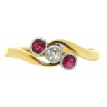 AN EDWARDIAN THREE STONE RUBY AND DIAMOND TWIST RING IN GOLD MARKED 18CT AND PLAT, 2.5G, SIZE P++