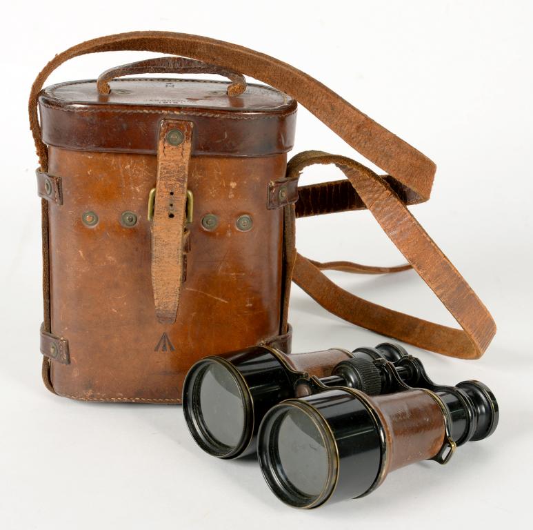 A PAIR OF WORLD WAR ONE FRENCH BLACK PAINTED BRASS AND PIGSKIN COVERED BINOCULARS BY L. PETIT,