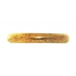 A 22CT GOLD ENGRAVED WEDDING RING, BIRMINGHAM 1957, 2.5G, SIZE K++TARNISH AND SCRATCHES CONSISTENT