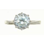 A SOLITAIRE RING IN WHITE GOLD MARKED 18 CT, THE ROUND FACETED STONE 7.65MM DIAM, 2G, SIZE L++