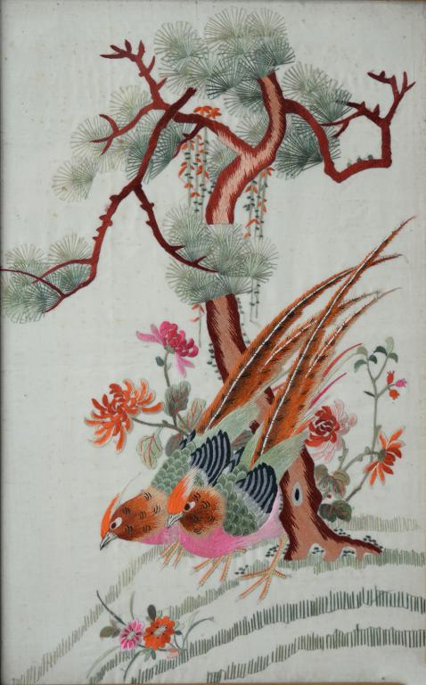 A SET OF THREE CHINESE EMBROIDERED SILK PICTURES OF BIRDS, 97 X 44CM AND SMALLER - Bild 2 aus 2