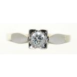 A DIAMOND SOLITAIRE RING IN 9CT WHITE GOLD MARKED 375, THE BRILLIANT CUT DIAMOND GRAIN SET TO A