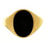 AN GENTLEMANS ONYX SIGNET RING, 18CT GOLD, BIRMINGHAM 1922, 9G, SIZE O++SCRATCHES AND WEAR