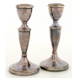 A PAIR OF ELIZABETH II SILVER CANDLESTICKS, 15CM H, BIRMINGHAM 1976, LOADED