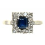 A SAPPHIRE AND DIAMOND RING IN WHITE GOLD MARKED 18CT, THE OCTAGONAL FACETED SAPPHIRE APPROX 0.8 CT,