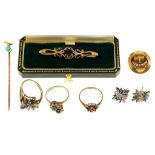 A QUANTITY OF GOLD JEWELLERY INCLUDING AN AMETHYST BAR BROOCH IN 9CT GOLD, A DIAMOND AND GEMSET RING