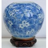 A CHINESE BLUE AND WHITE JAR, QIANG DYNASTY, 19TH C, PAINTED WITH PRUNUS ON A CRACKED ICE GROUND,