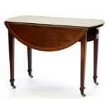 AN EDWARDIAN INLAID MAHOGANY PEMBROKE TABLE ON SQUARE TAPERING LEGS AND BRASS CASTORS, 72CM H X