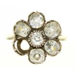 A GEORGIAN DIAMOND FLORAL CLUSTER RING IN GOLD MARKED 18CT, THE OLD CUT DIAMONDS APPROX 1.58CT, 3.