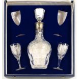 A SILVER MOUNTED CUT AND ENGRAVED GLASS DECANTER AND STOPPER, 30CM H, BIRMINGHAM 1982 AND A PAIR