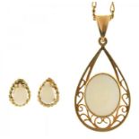 AN OPAL PENDANT ON CHAIN IN 9CT GOLD AND A PAIR OF OPAL STUD EARRINGS IN 9CT GOLD, 5G++OVERALL