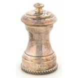 AN ELIZABETH II GADROONED SILVER PEPPER MILL, 9.5CM H, BIRMINGHAM 1973