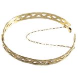 A 9CT GOLD CELTIC HINGED BRACELET, 13G++HINGE BROKEN, WEAR CONSISTENT WITH AGE