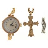 A 9CT GOLD LADY'S WRISTWATCH ON 9CT BRACELET, A GOLD CHASED CROSS ON BELCHER CHAIN, MARKED 9CT,