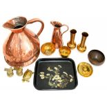 A COPPER PITCHER, 31CM H AND MISCELLANEOUS OTHER COPPER AND BRASS WARE