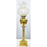 AN EDWARD VII BRASS CORINTHIAN COLUMN OIL LAMP WITH GLOBULAR FOUNT, BURNER AND AN ETCHED GLASS